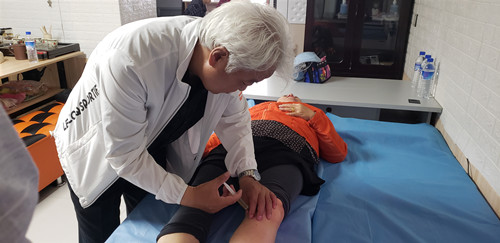 조선족 중의사 전태영 원장  옌타이지역 조선족에 무료 시술 진행