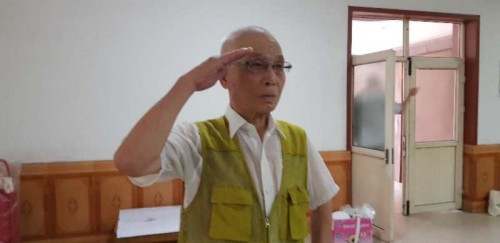 항미원조 백경상 노전사 별세, 68년 전우 이윤근 노인 차렷자세로 경례
