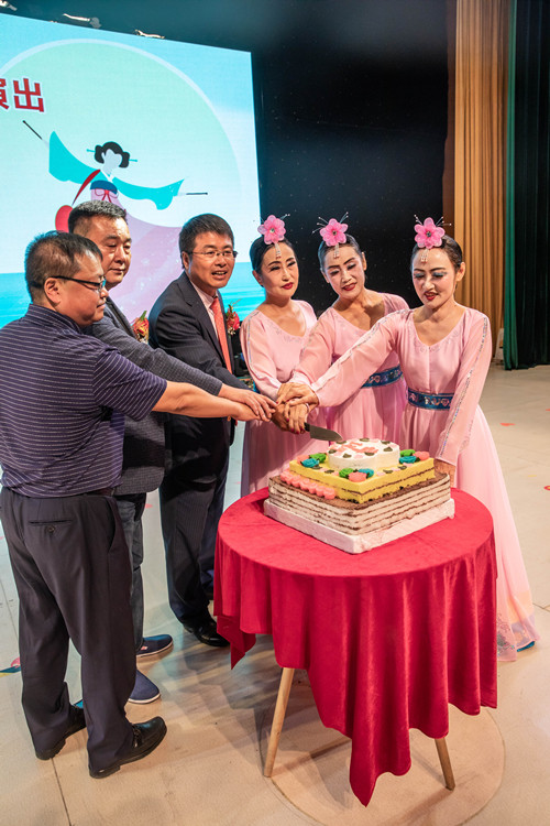 칭다오해안선예술단 설립 1주년 경축행사 성공리에 진행