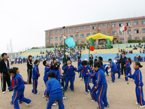 학생, 교사, 학부모가 하나로 된 정양학교 운동회