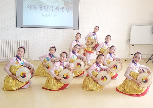 칭다오아리랑민속예술단, ‘사랑의 집’양로원 방문해 위문공연 펼쳐