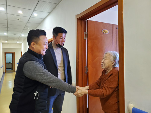 재칭다오 용정향우회 양로원과 학교에 사랑의 마음 전달