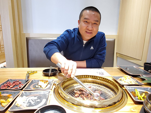 칭다오 흑우촌 참숯불구이 김승남 사장