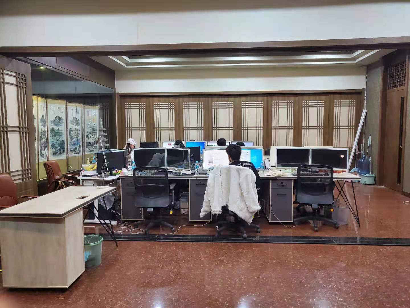 직원을 찾습니다