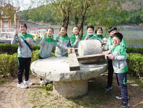 서원장조선족학교, 10월 책가방 없는 날에 보호마술마을 다녀와