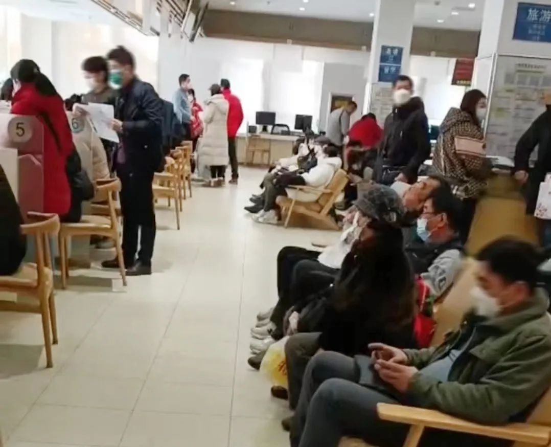 경제적 어려움에 한국비자, 여권 신청 복새통